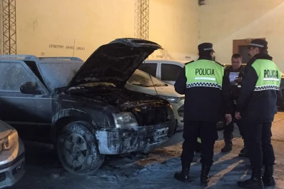 Una camioneta ardió en llamas en una cochera del microcentro