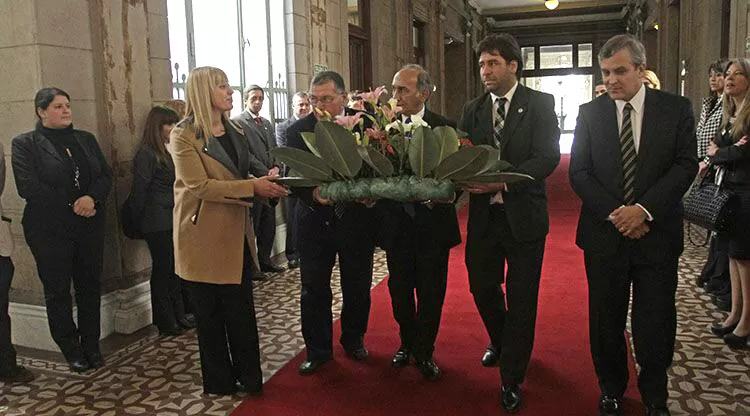 HOMENAJE. Las autoridades del Colegio depositaron una ofrenda floral en la tumba de Alberdi, en Casa de Gobierno. prensa 