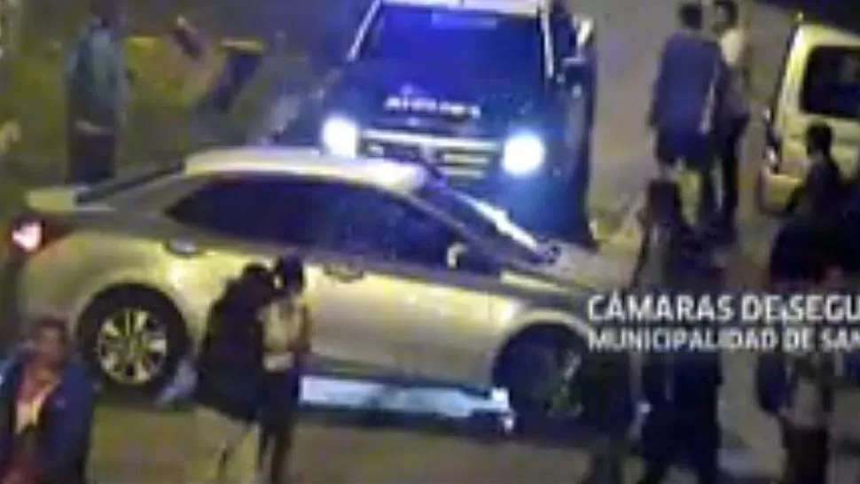 EL LUGAR DEL HECHO. Captura de las cámaras de seguridad que muestra el vehículo del médico en el que fue ultimado el delincuente. FOTO TOMADA DE LA NACIÓN