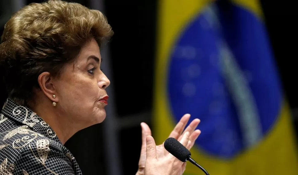 DIO SU VERSIÓN. Dilma ejerció su autodefensa acompañada por la bandera brasileña. fotos de reuters