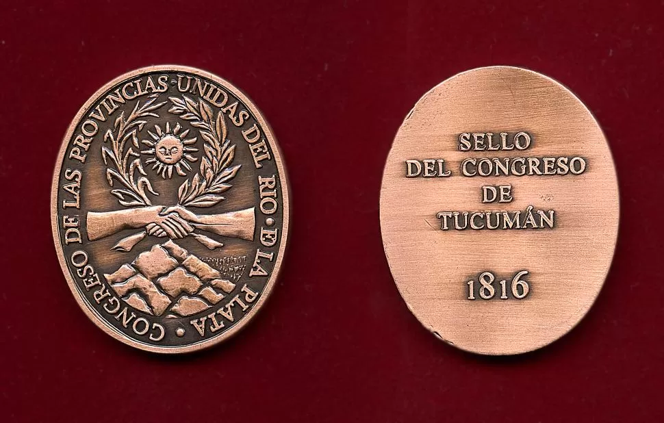 RÍO, MONTAÑAS Y SOL NACIENTE. El escudo del Congreso, reproducido en medalla con motivo del Bicentenario 