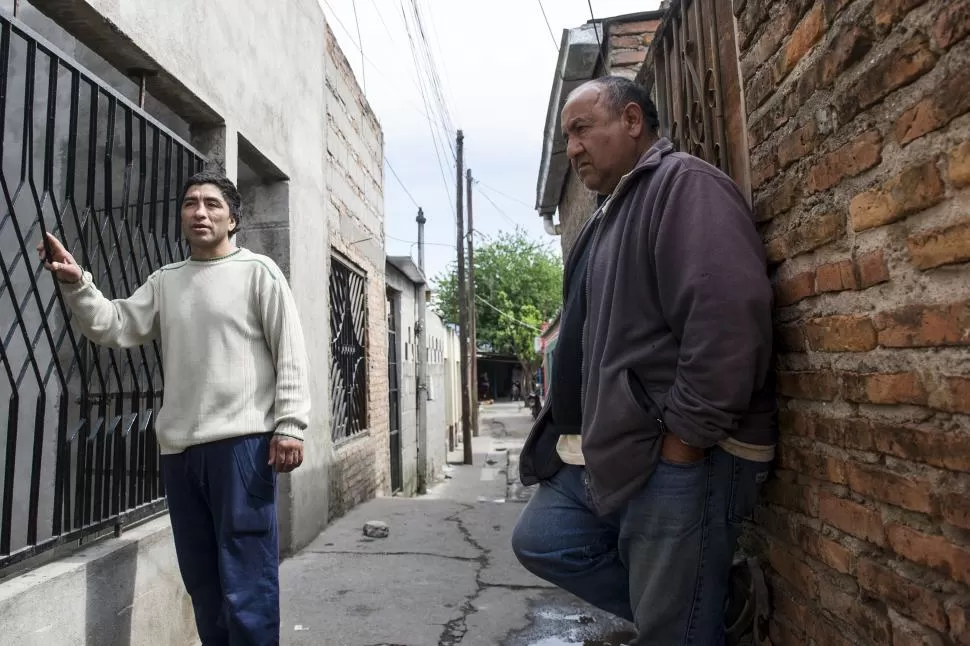 “ES INOCENTE”. El esposo (izquierda) y el padre (derecha) de Díaz pidieron que liberen a la sospechosa. la gaceta / foto de jorge olmos sgrosso 