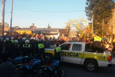 La Policía aprehendió a dos jóvenes cuando los vecinos intentaban hacer justicia por mano propia