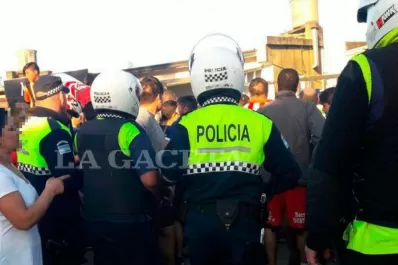 Video: así fue el enfrentamiento entre la Policía y los vecinos que intentaron linchar a dos jóvenes