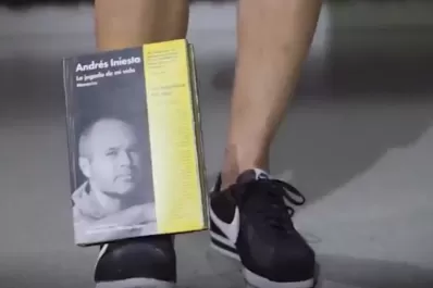 Video: así presentó Iniesta su nuevo libro