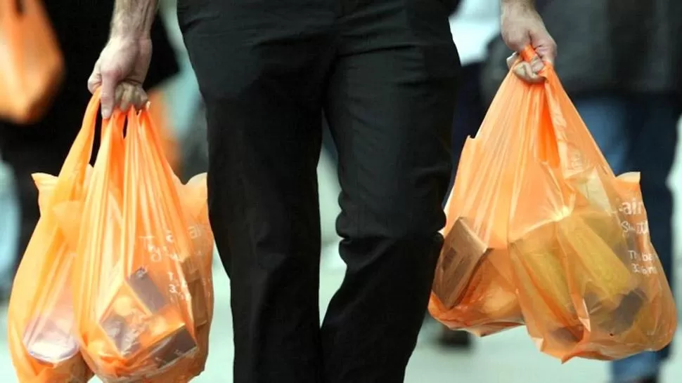 Los comercios de la capital dejarán de entregar bolsas para transportar las compras