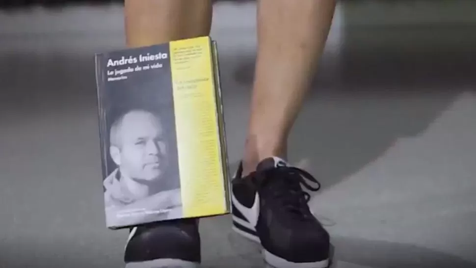 Video: así presentó Iniesta su nuevo libro