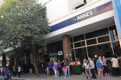 Pese a la ley, en Tucumán las filas eternas aún no desaparecieron