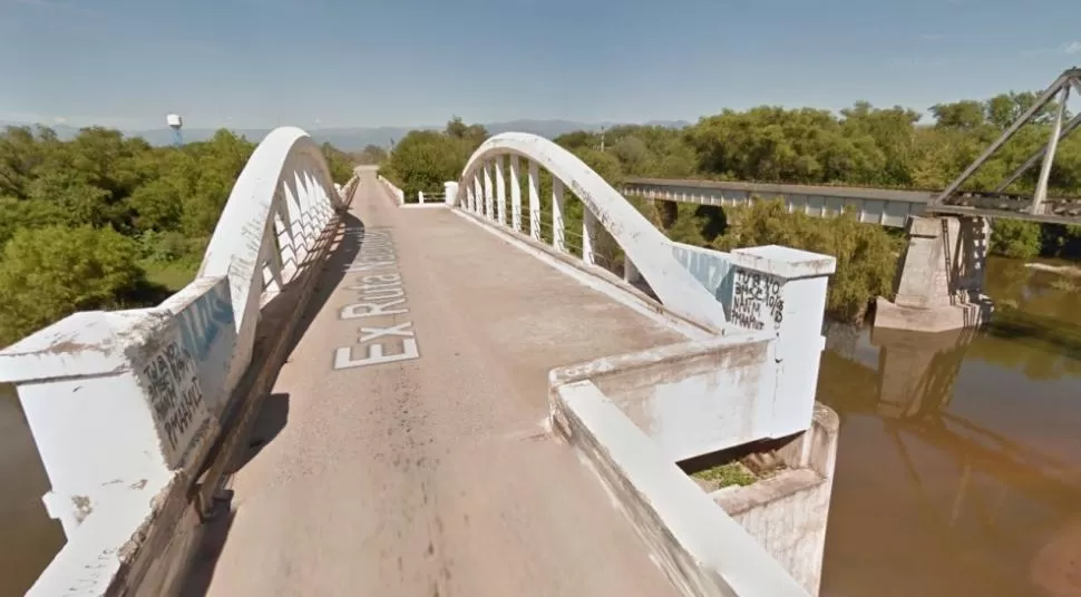 LUGAR. La pareja fue detenida en el puente que cruza El Tala con TrancasFOTO GOOGLE STREET VIEW