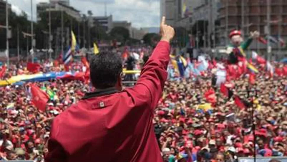 APOYO. Miles de partidarios del gobierno de Nicolás Maduro realizaron una marcha hoy en Venezuela. FOTO TOMADA DE CLARIN.COM