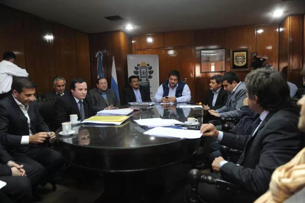 ACOMPAÑADO. Abel (segundo desde la izquierda) concurrió a la comisión junto a Berarducci y al fiscal municipal. la gaceta / foto de franco vera