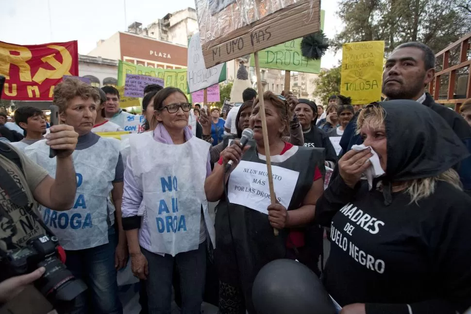 ENTRE LÁGRIMAS. Mercedes Zamorano cuenta su pesar en la plaza Independencia al lado de Irma Monroy (de anteojos) y de Elsa Juárez (derecha). la gaceta / foto de inés quinteros orio