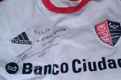 Video: para casarse tenía que conseguir la firma de Messi y lo logró