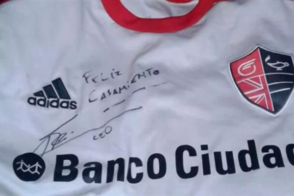 Video: para casarse tenía que conseguir la firma de Messi y lo logró