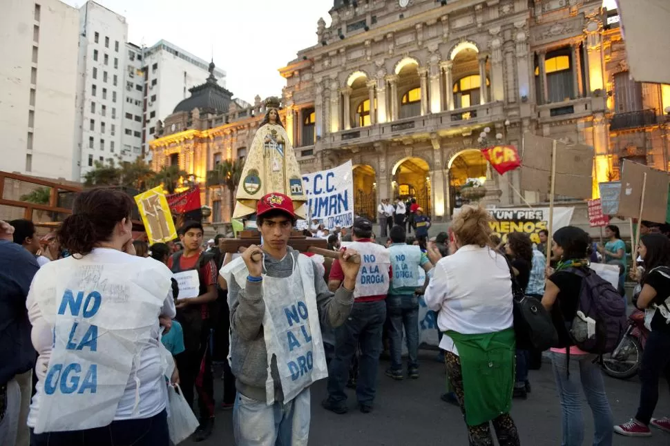 EN LA PLAZA. Familiares de víctimas del “paco” marcharon el miércoles. la gaceta / foto de Inés Quinteros Orio