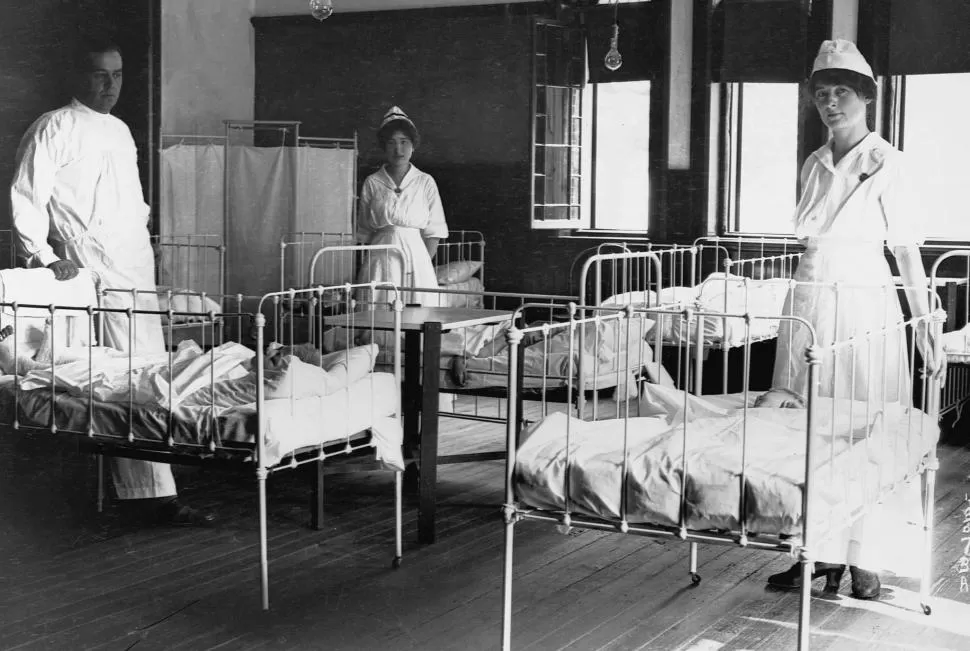 DRAMÁTICO. Profesionales de la salud y niños con polio, en un hospital, en Beacon, en 1916. 