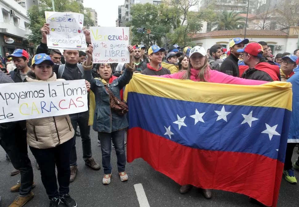 ANTE A LA EMBAJADA. Venezolanos residentes en el país salieron a las calles. dyn