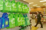 Algunos súper de la capital ya dejaron de dar bolsas plásticas