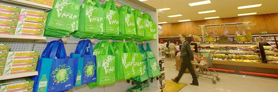 PIONEROS. El municipio de Yerba Buena fue el primero en prohibir las bolsas plásticas, en abril de este año. 