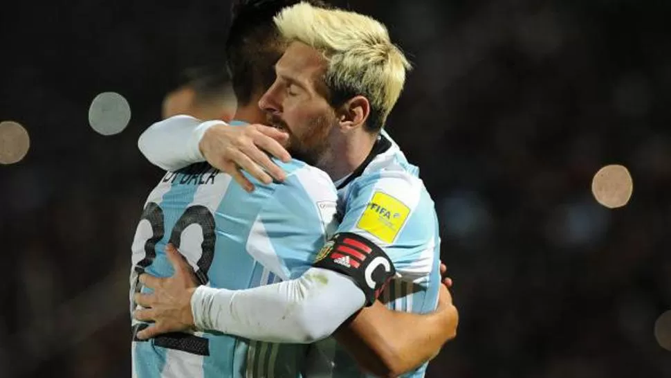 ABRAZO AMISTOSO. Messi consoló a Dybala tras la expulsión. (FOTO DÍA A DÍA)