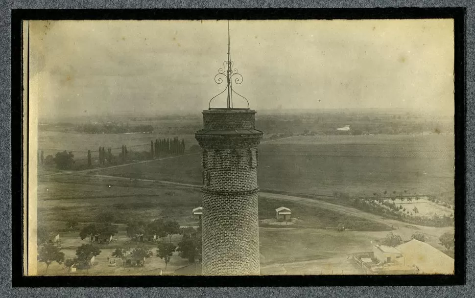  -Ingenio Nueva Baviera
-La boquilla de la chimenea, vista desde el avión “El águila”, el 25 de mayo de 1921. 
El ingenio cerró el 24 de agosto de 1966.-

