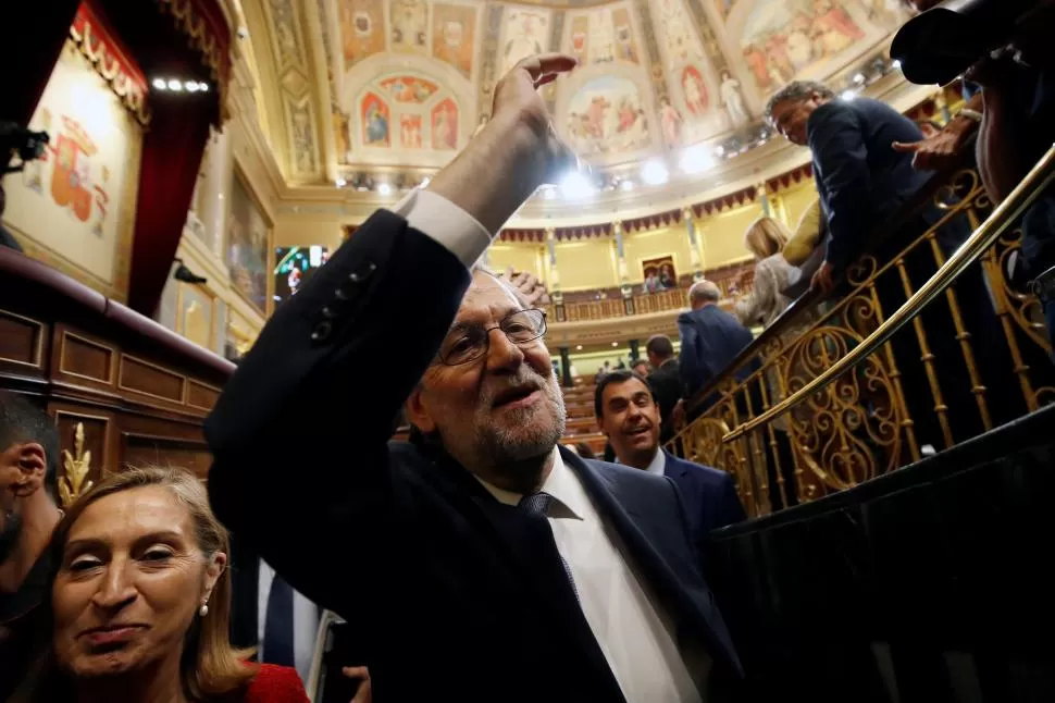 EN EL CONGRESO. El presidente del Gobierno en funciones, Mariano Rajoy, saluda a sus diputados. reuters