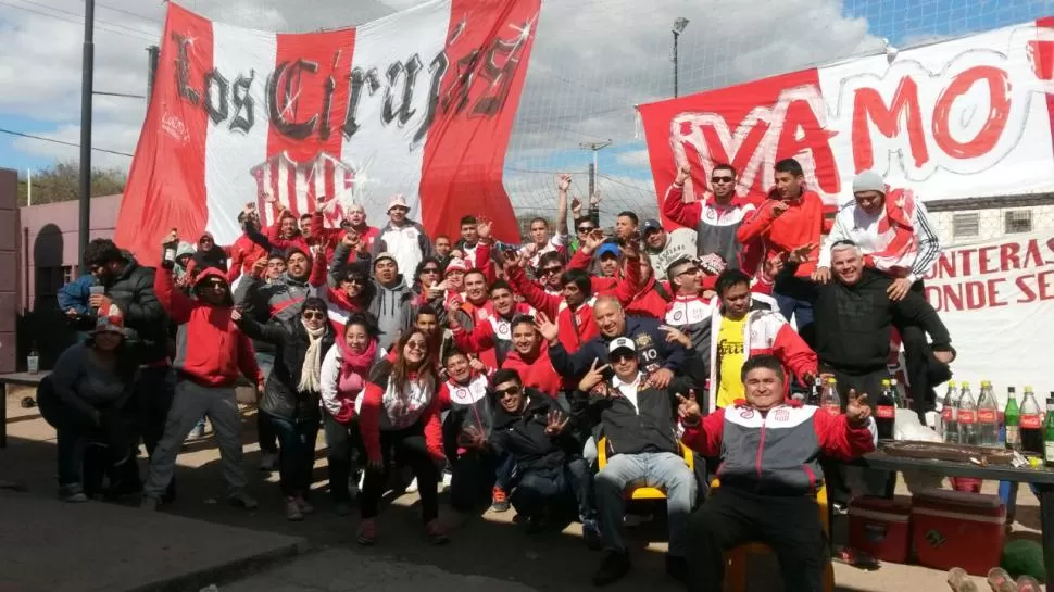 TODOS FELICES. Antes de partir hacia el estadio, la filial cordobesa recibió a los hinchas que viajaron desde Tucumán y compartieron un asado de camaradería en un club del barrio San Martín.  