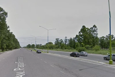 Buscan a un automovilista que chocó a un motociclista que está internado