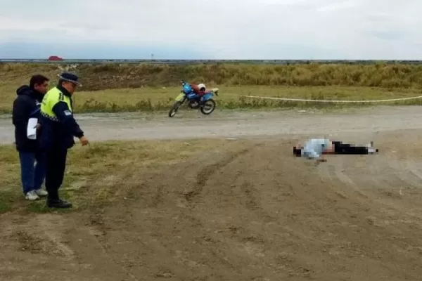 Misterio en la autopista: la Policía no sabe si lo mataron para robarle o si le sacaron las cosas después de muerto