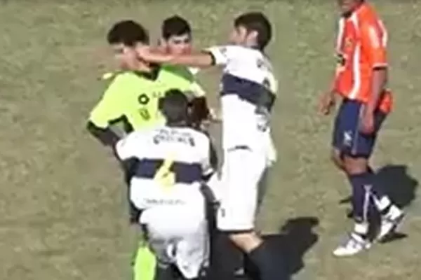 Brutal agresión a un árbitro termina con un partido suspendido en Santa Fe