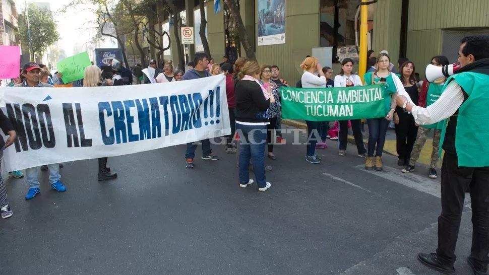 OPINIÓN DE PESO. Los vecinos del barrio San Roque se manifestaron hace 10 días frente a la sede del Concejo. ARCHIVO LA GACETA / FOTO DE JORGE OLMOS SGROSSO