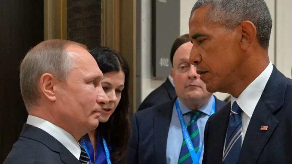 ENCUENTRO. La fotografía de la mirada de Barack Obama a Vladimir Putin que se viralizó. 