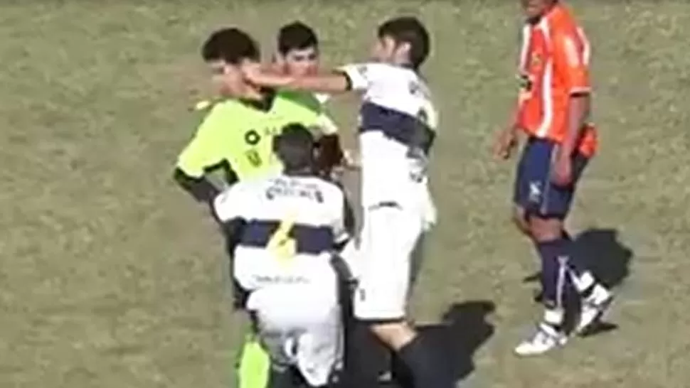 Brutal agresión a un árbitro termina con un partido suspendido en Santa Fe