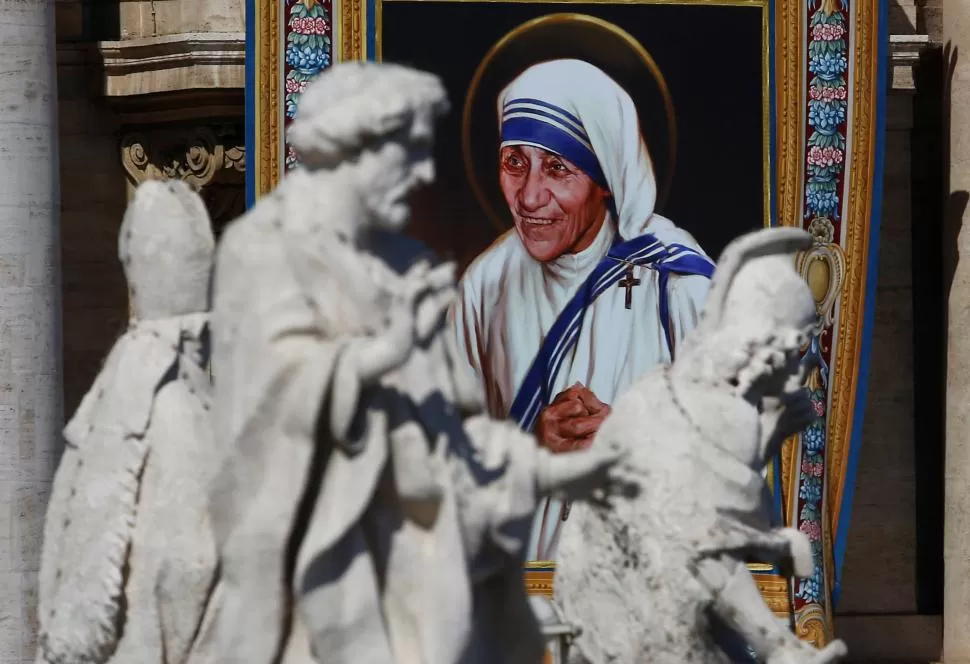 CON LA CLÁSICA AUREOLA. Imagen de la Madre Teresa en un tapiz. reuters 