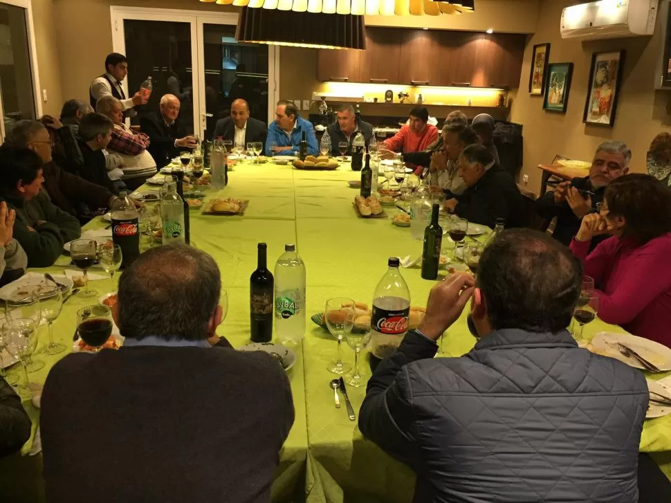 EN LA CASA DE JOSÉ. Juan Manzur, José Alperovich y Osvaldo Jaldo, en una cena de trabajo en la casa del ex gobernador hace un par de meses. twitter / JalperovichOK 
