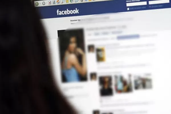 Un hombre simuló ser una mujer en Facebook para matar al amante de su novia