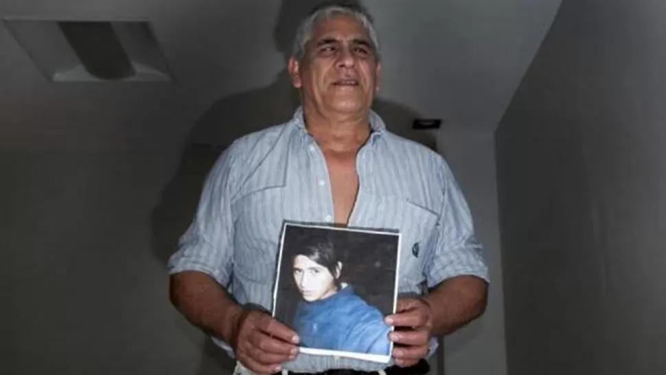 JUSTICIA. Jesús Cazzuchelli, padre de la víctima, sosteniendo la imagen de su hijo. ARCHIVO