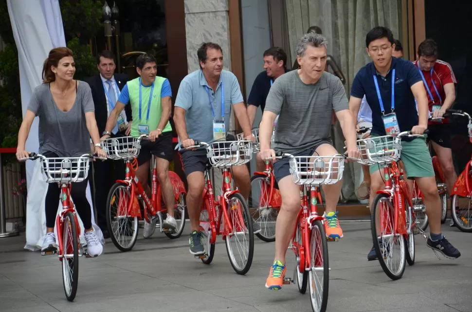 DE PASEO. El Presidente, su esposa Juliana Awada y algunos funcionarios hicieron un recorrido en bicicleta por lugares cercanos a la reunión del G-20. reuters 