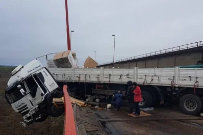Un camión chocó y quedó colgado del puente Zárate-Brazo Largo