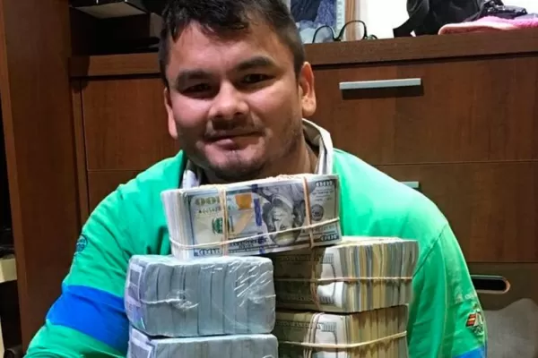 Maidana imitó a Mayweather y posó abrazado a más de un millón de dólares