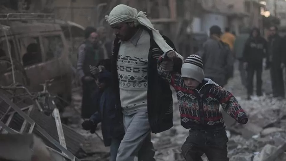CRISIS HUMANITARIA. En cinco años de guerra, cerca de cinco millones de personas huyeron de Siria. 