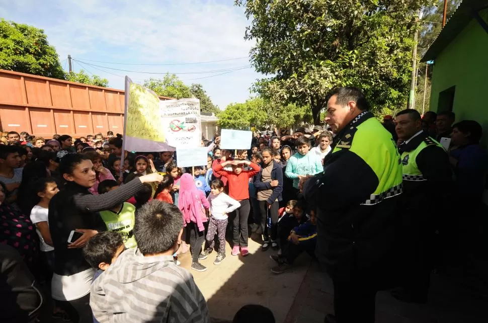 CONTRAPUNTO. Una joven manifestante le recrimina a los policías la “falta de seguridad en Alto Verde”. la gaceta / foto de Osvaldo Ripoll