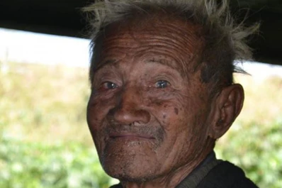 Un brasileño de 82 años vive debajo de un puente en Lules