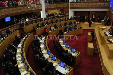 Mientras la oposición atacaba a Alperovich, Ditinis lo defendió: sigue trabajando