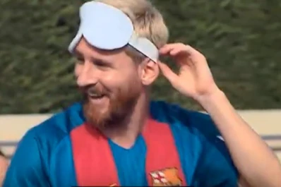 Messi jugó al fútbol con los ojos tapados ante el equipo de ciegos