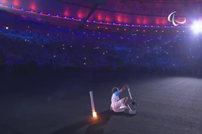 Una atleta paralímpica se cayó y tiró la antorcha pero se levantó y siguió corriendo
