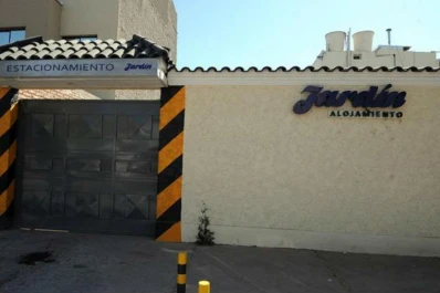 Encuentran a una nena de cuatro años en la puerta de un hotel alojamiento: su mamá estaba adentro