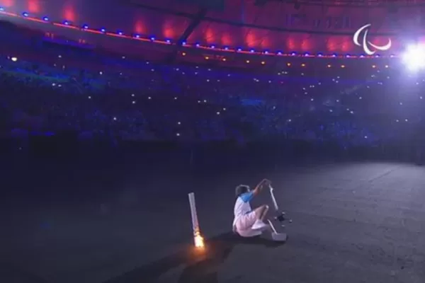 Una atleta paralímpica se cayó y tiró la antorcha pero se levantó y siguió corriendo