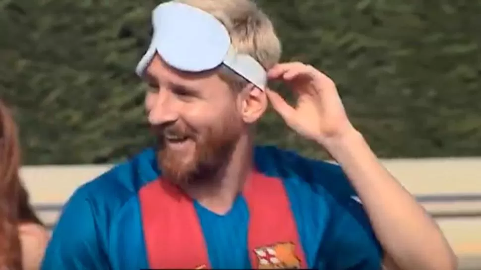 Messi jugó al fútbol con los ojos tapados ante el equipo de ciegos