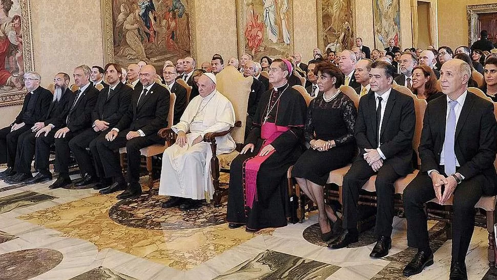 EN LA SANTA SEDE. Lorenzetti (a la derecha de la imagen), durante el encuentro que mantuvo con el Papa Francisco. FOTO TOMADA  DE AMBITO.COM